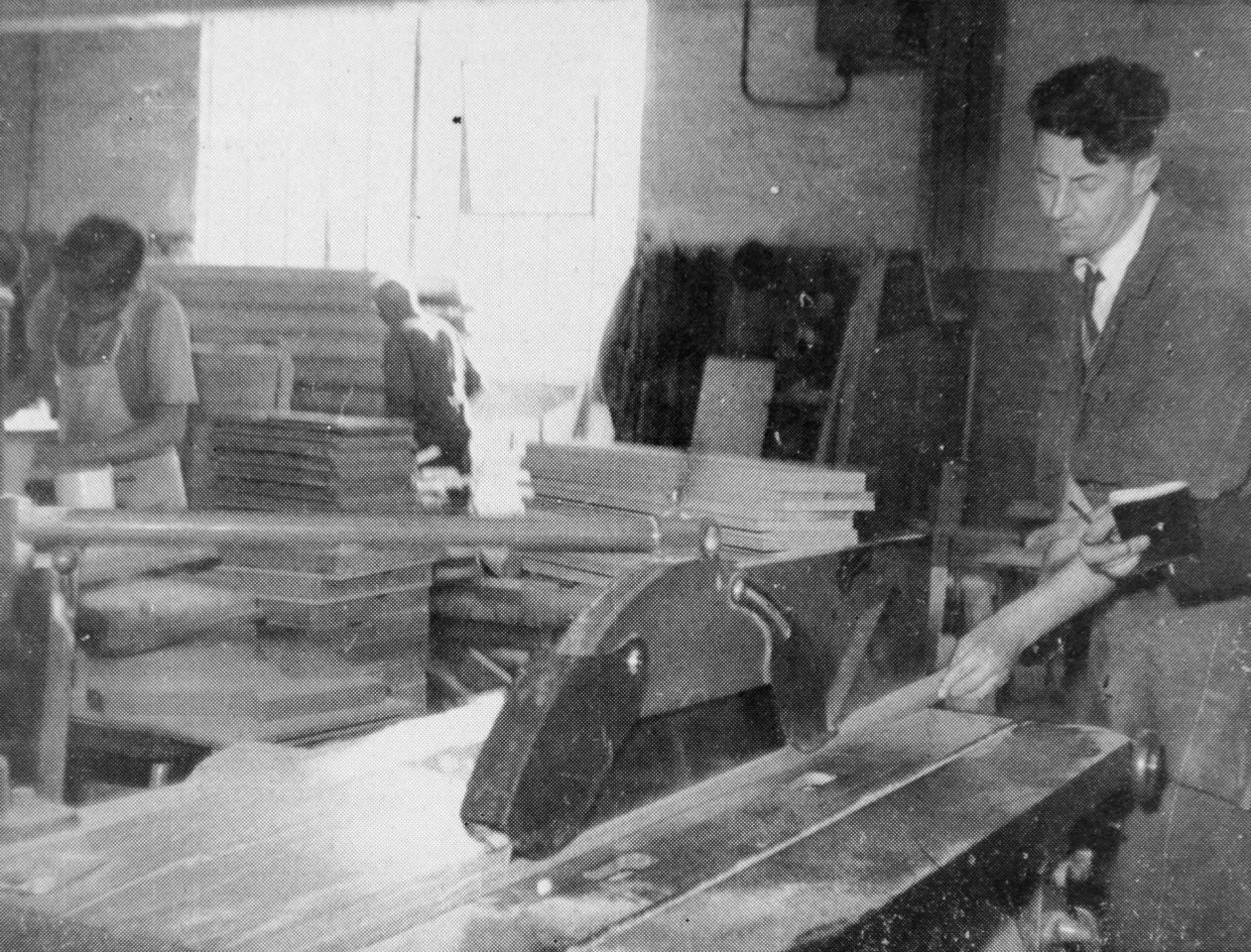 A new type of circular saw guard is tried out in Pel  carpenters’ workshop. The spring-loaded ends keep the blade entirely covered.